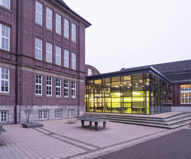 Mensa Kaifu - Fassade 3 bei Nacht